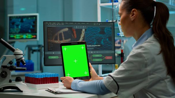 Cientista segurando tablet com tela de chave croma verde - Foto, Imagem