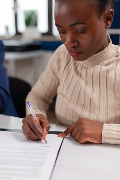 Africká podnikatelka čte podpisové dokumenty - Fotografie, Obrázek