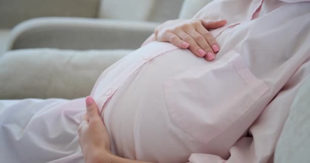 Розрив вагітної жінки пестить її живіт
 - Кадри, відео