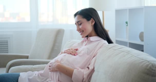 zwanger vrouw strelen haar buik - Video