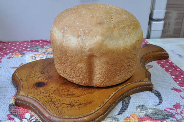 Pan blanco en una tabla - Foto, imagen