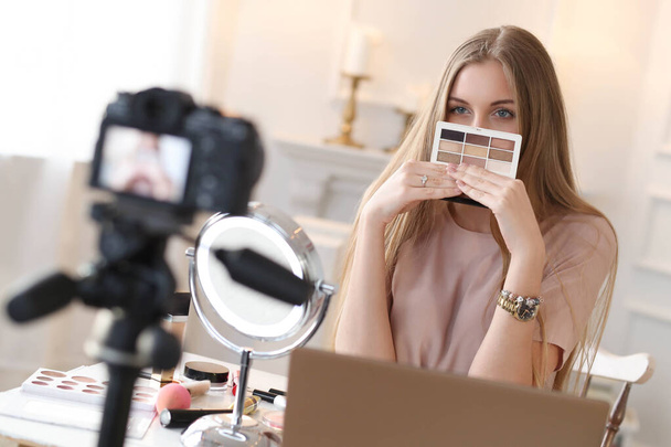 Make-up. Beauty-Bloggerin bei der Arbeit - Foto, Bild