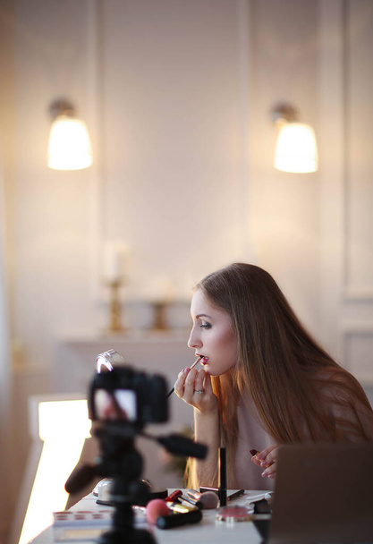 Make-up. Beauty blogger στην εργασία - Φωτογραφία, εικόνα