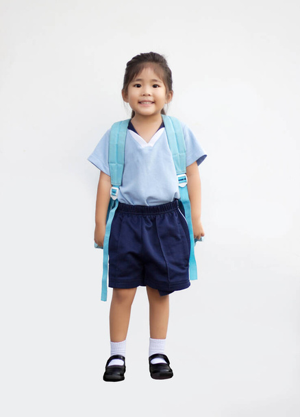 asiático escuela chica de nuevo a la escuela en blanco aislado fondo (incluir camino) - Foto, imagen