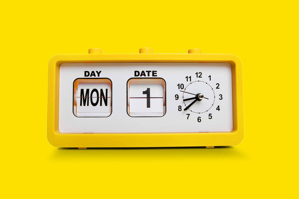 Elektronische wekker en analoge flip kalender. Retro design uit de jaren '60 jaren' 70 interieur. Heldere gele kleur - Foto, afbeelding