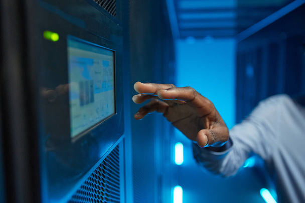 Крупный план ручного захвата пульта управления в серверном шкафу во время работы суперкомпьютера, пространство для копирования - Фото, изображение