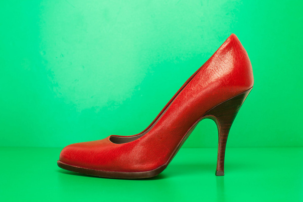 Single red high heels - 写真・画像