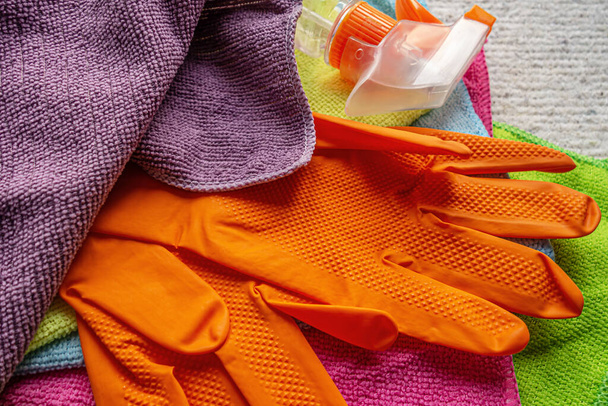 trapos de limpieza, líquido de lavado y guantes protectores de goma de cerca - Foto, Imagen