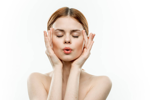 emocionální žena drží ruce na tváři nahé ramena šarm kosmetika - Fotografie, Obrázek