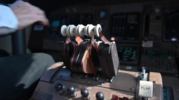 4K Κοντινό χέρι του πιλότου που σπρώχνει προς τα εμπρός μοχλό ώσης - Πλάνα, βίντεο
