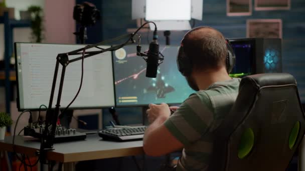 Man streamer jouer à des jeux vidéo de tir de l'espace en utilisant le contrôleur - Séquence, vidéo