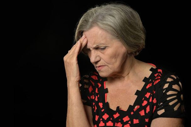 szomorú idősebb nő - Fotó, kép