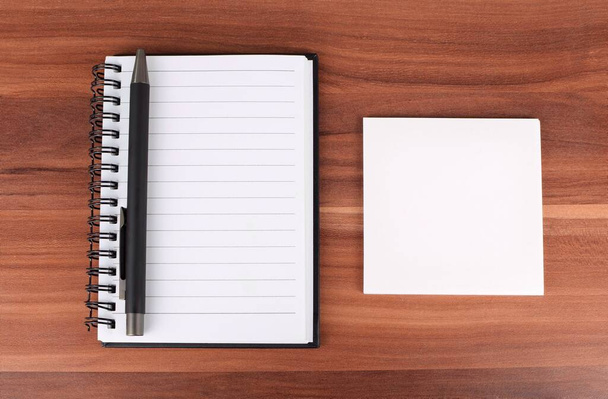 notebook em branco com caneta sobre fundo de madeira - Foto, Imagem