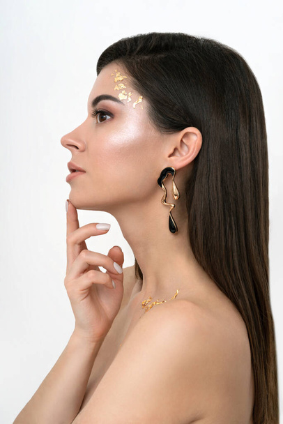 Woman with beautiful makeup with gold and healthy skin. - Foto, immagini