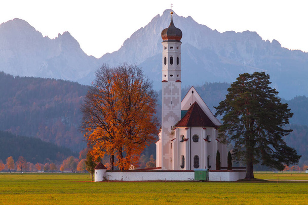 美しい山々を背景に、ノイシュヴァンシュタイン城近くのサン・コロンマ教会の美しい景色,ドイツのバイエルン州のSchwangau - 写真・画像