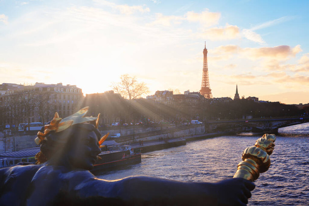 Vista da Torre Eiffel e do Rio Sena em Paris. Escultura de Pont Alexandre III em Paris. Cidade no crepúsculo - Foto, Imagem