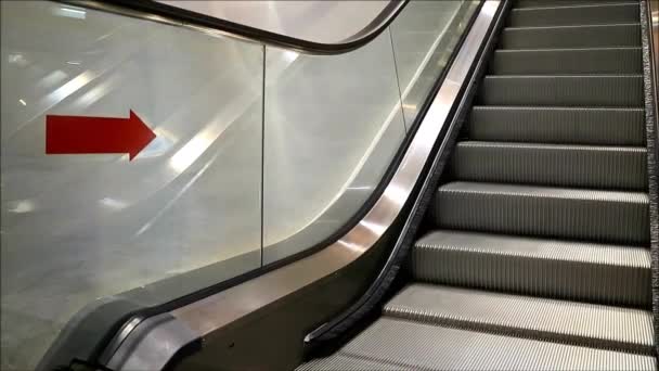 Liukuva liukuportaikko ostoskeskuksessa, joka johtaa ylempään kerrokseen - Materiaali, video