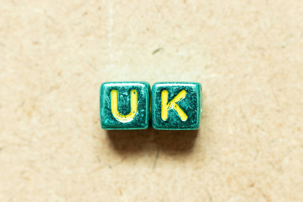 Metalowy blok liter alfabetu w słowie UK (skrót od zjednoczonego królestwa) na tle drewna - Zdjęcie, obraz