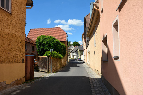Petite rue latérale avec maisons à Ostheim vor der Rhoen, Bavière, Allemagne - Photo, image