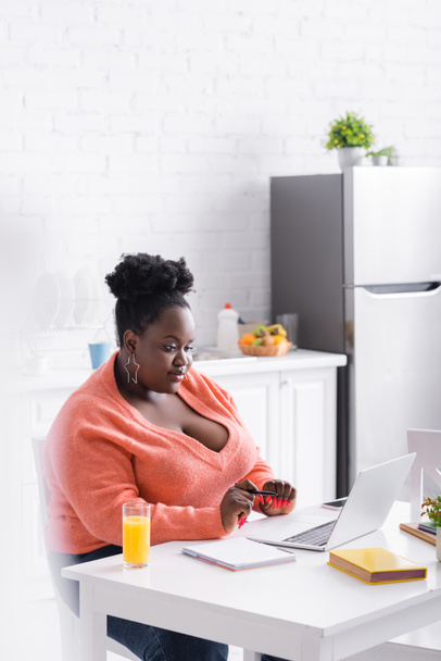 afroamericano más freelancer tamaño utilizando el ordenador portátil en casa - Foto, Imagen