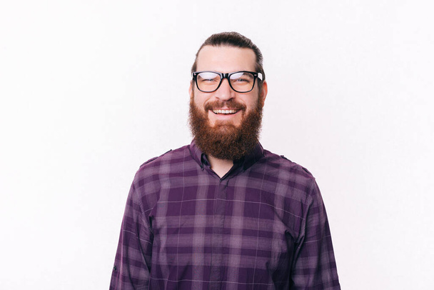 Retrato de un joven barbudo con anteojos y sonriente. - Foto, imagen