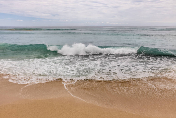 Θαλασσινό φόντο. Αμμώδης παραλία, γαλακτώδη κύματα αφρού, μπλε ωκεανός. Γραφικό θαλάσσιο τοπίο. Γραμμή Ορίζοντας. Σύννεφο ουρανό. Έννοια φύσης και περιβάλλοντος. Την αυγή. Αντιγραφή χώρου. Dreamland παραλία, Μπαλί Ινδονησία - Φωτογραφία, εικόνα