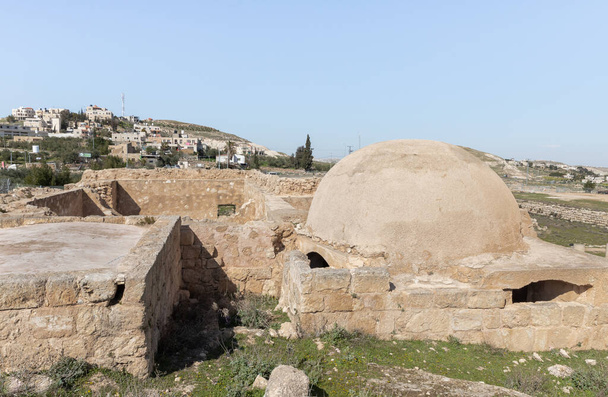 Überreste der Errichtung des Byzantinischen Reiches in der Nähe der Ruinen des äußeren Palastes des Königs Herodes - Herodion in der jüdischen Wüste in Israel - Foto, Bild