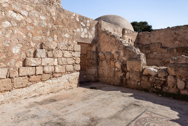 A bizánci birodalom idejének udvara Heródes király palotája külső részének romjai közelében - Heródes, a Júdeai sivatagban, Izraelben - Fotó, kép