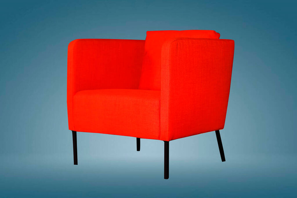 punainen väri nojatuoli. Moderni suunnittelija tuoli valkoisella taustalla. Tekstiilituoli. vierashuoneessa käytettävä tuoli - Valokuva, kuva
