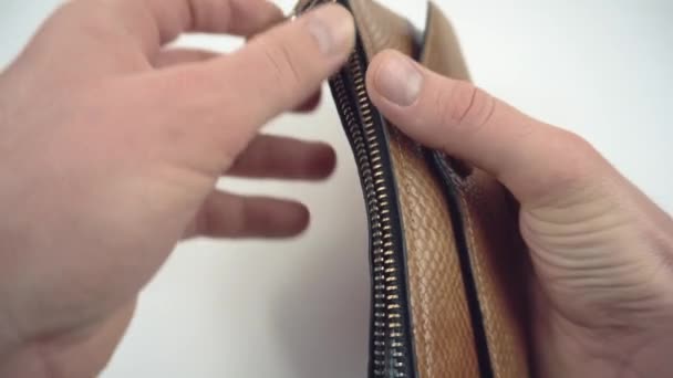 Nahaufnahme eines Mannes, der in seine Brieftasche mit Dollars schaut - Filmmaterial, Video