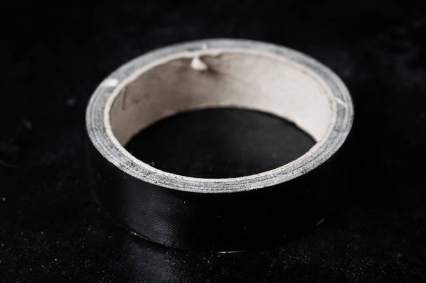 Černá úzká lepicí páska pro použití při filmování na tmavém pozadí - Fotografie, Obrázek