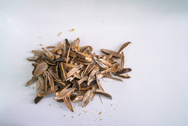 La cáscara de semillas de girasol que fueron rotas y apiladas en el suelo. - Foto, Imagen