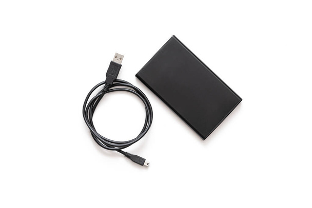 Beyaz arkaplanda izole edilmiş bir USB kablosu bulunan bir sabit disk (HD) veya Solid durum diski (SSD) - Fotoğraf, Görsel