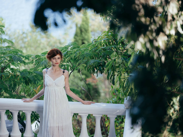 schöne Frau im weißen Kleid grüne Blätter griechische Mythologie - Foto, Bild