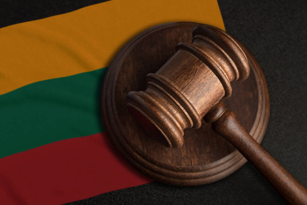 Yargıç Tokmak ve Litvanya bayrağı. Litvanya 'da hukuk ve adalet. Hakların ve özgürlüklerin ihlali. - Fotoğraf, Görsel