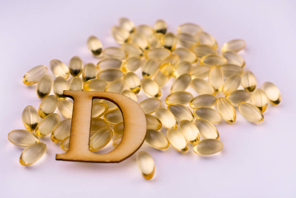 Cápsulas de vitamina D sobre fondo blanco. Primer plano. - Foto, Imagen