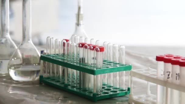 Im Labor werden Reagenzgläser aus Glas und Kunststoff verwendet - Filmmaterial, Video