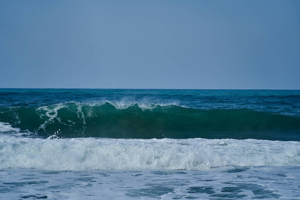 волны раздавливаются на пляже береговой линии в национальном парке Тайрона на атлантическом побережье Колумбии в Карибском бассейне, Южная Америка - Фото, изображение