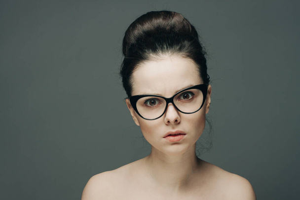 όμορφοι άνθρωποι με γυαλιά γυμνοί ώμοι κοσμετολογία δερματολογία χτένισμα - Φωτογραφία, εικόνα