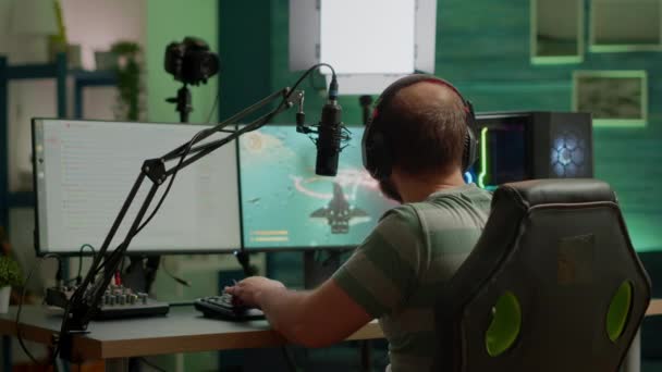 Επαγγελματική streamer νίκη χώρο shooter videogame σε ζωντανό διαγωνισμό - Πλάνα, βίντεο
