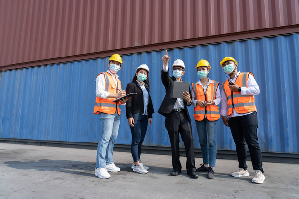 Aziatisch manager met zijn ingenieur team hebben van een Team Discussie vergadering op een industriële site - Foto, afbeelding