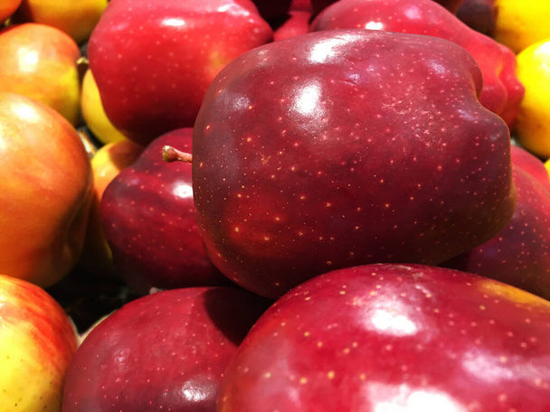 Žlutá jablka a červená lahodná jablka ve svazku s stonky Jídlo zblízka - Fotografie, Obrázek
