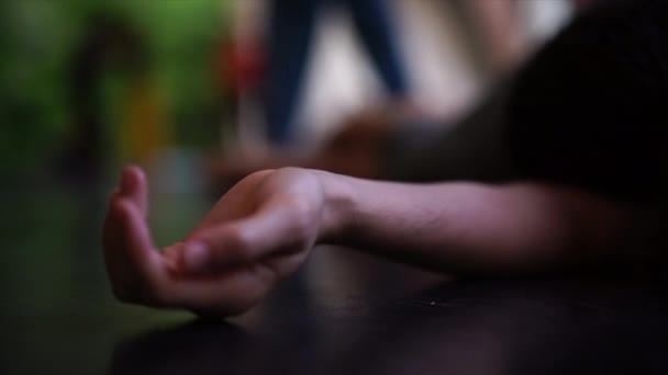 táncos közelkép szomatikus kéz alacsony kilátás - Felvétel, videó