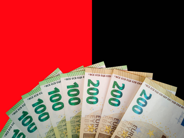 Közeli rajongó több új eurobankjegy 2019 névértékű egy, kétszáz duo színű piros fekete hátterű .Szerencsejáték, választás koncepció.Fogadás fekete vagy piros.Bemutatása európai valuta jövedelem - Fotó, kép