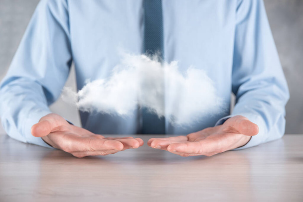 Concept de cloud computing, gros plan du jeune homme d'affaires avec le cloud au-dessus de sa main.Le concept de service cloud - Photo, image