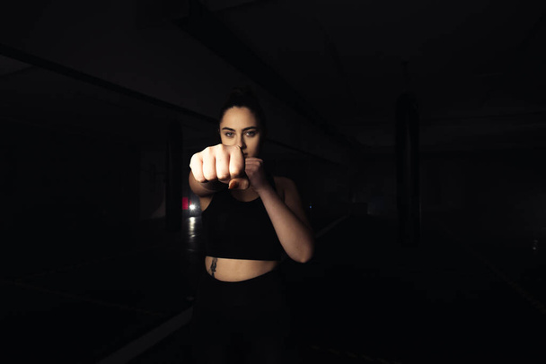 Portret van een mooi bokser meisje met witte handen - Foto, afbeelding
