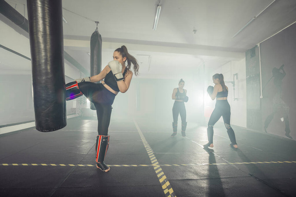 Mulher pugilista. Boxe mulher fitness sorrindo feliz vestindo luvas de boxe preto. Retrato de sporty fit modelo asiático de boxe ginásio - Foto, Imagem
