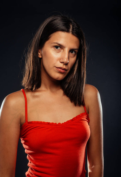 Portrét atraktivní mladé ženy pózující v červeném top - Fotografie, Obrázek