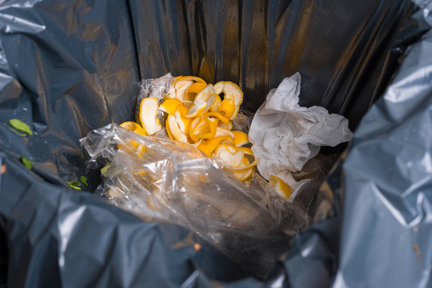 Фото несортованого сміття з однієї банки на соковій фабриці
 - Фото, зображення