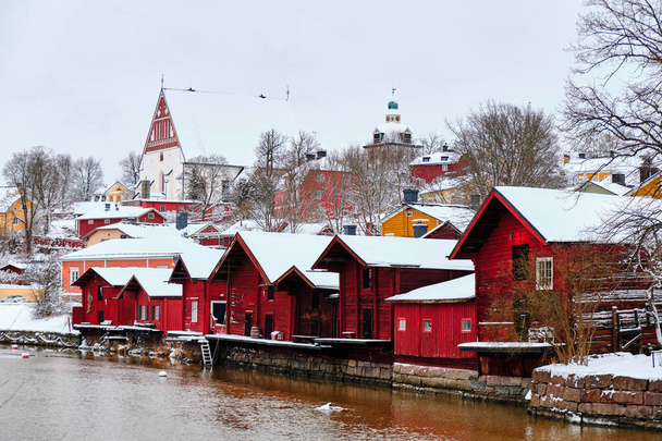 Das alte Porvoo mit seinen rot-ockerfarbenen Lagerhallen am Flussufer ist eine der meist fotografierten nationalen Landschaften Finnlands. Blick von der Alten Brücke. - Foto, Bild